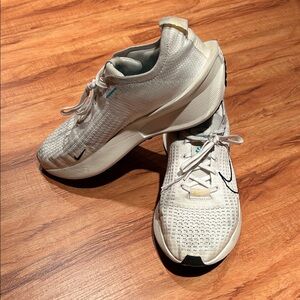 Nike Women's interact run Sneakers size 11, like new